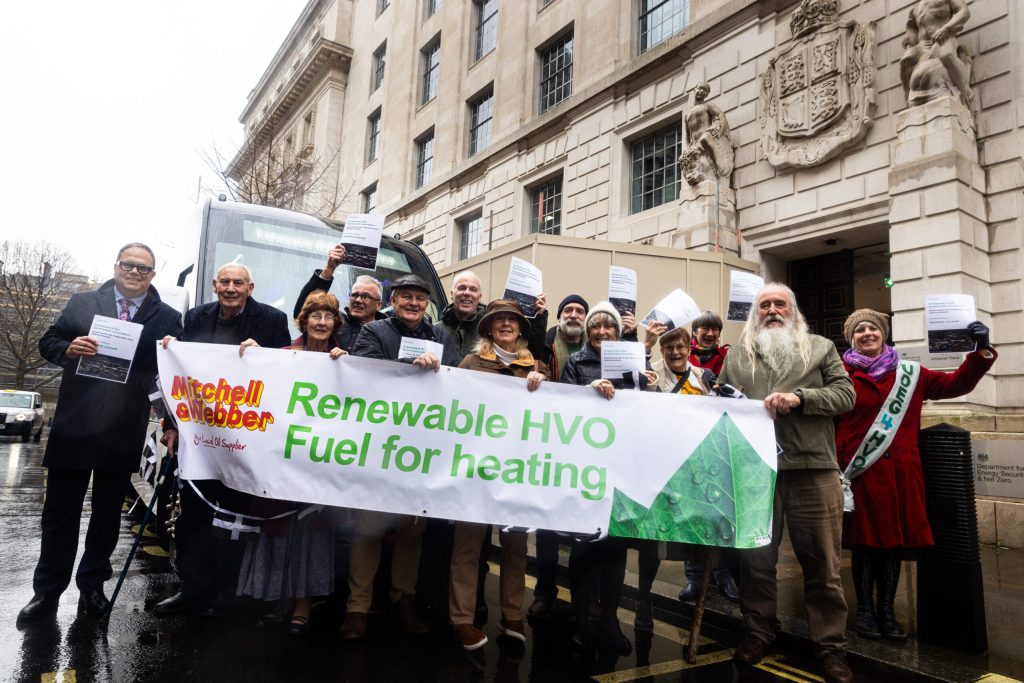 Búgvar úr Kehelland í Cornwall lata hoyringarsvar sítt til britska orkumálaráðið í Whitehall, aftanfyri eitt banner við tekstinum Renewable HVO Fuel for heating